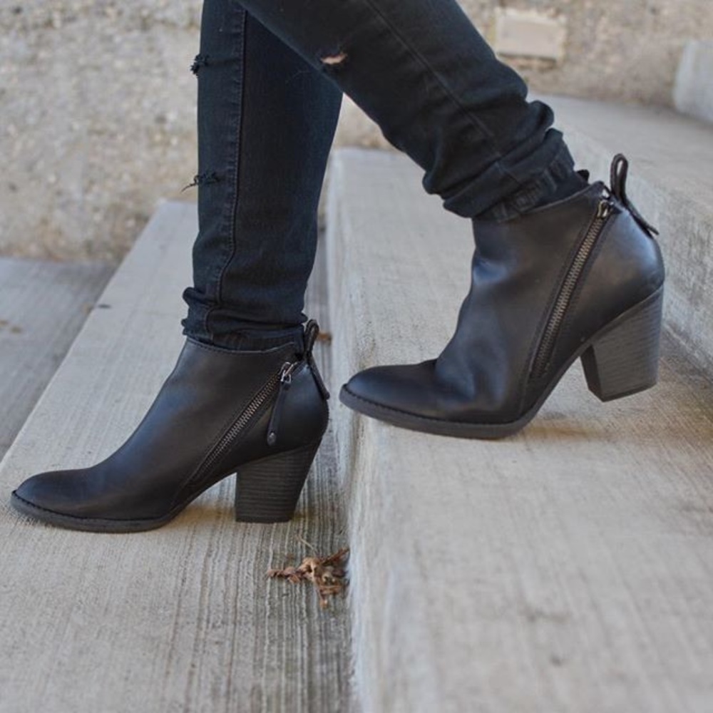 DV black booties